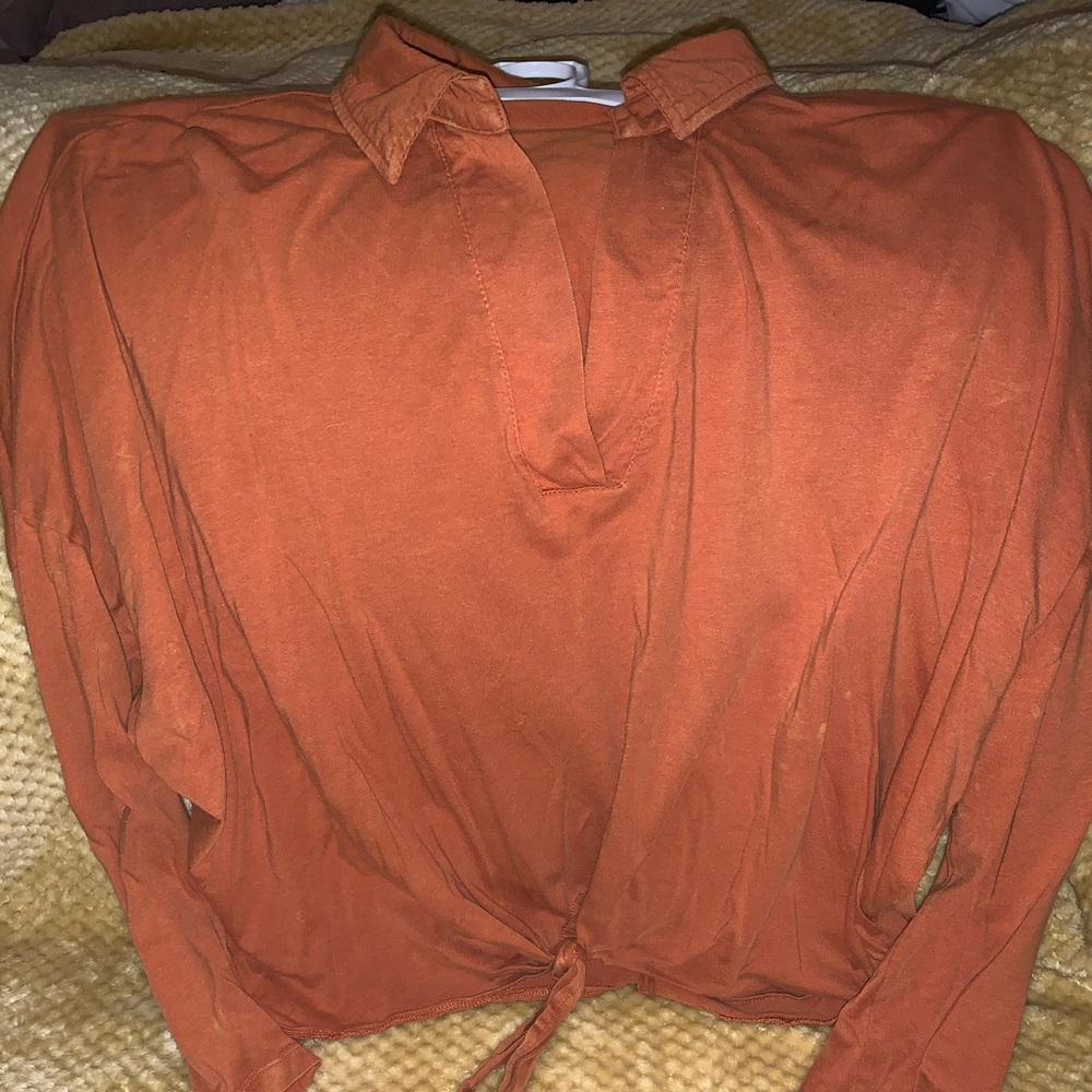 orange tie in front top